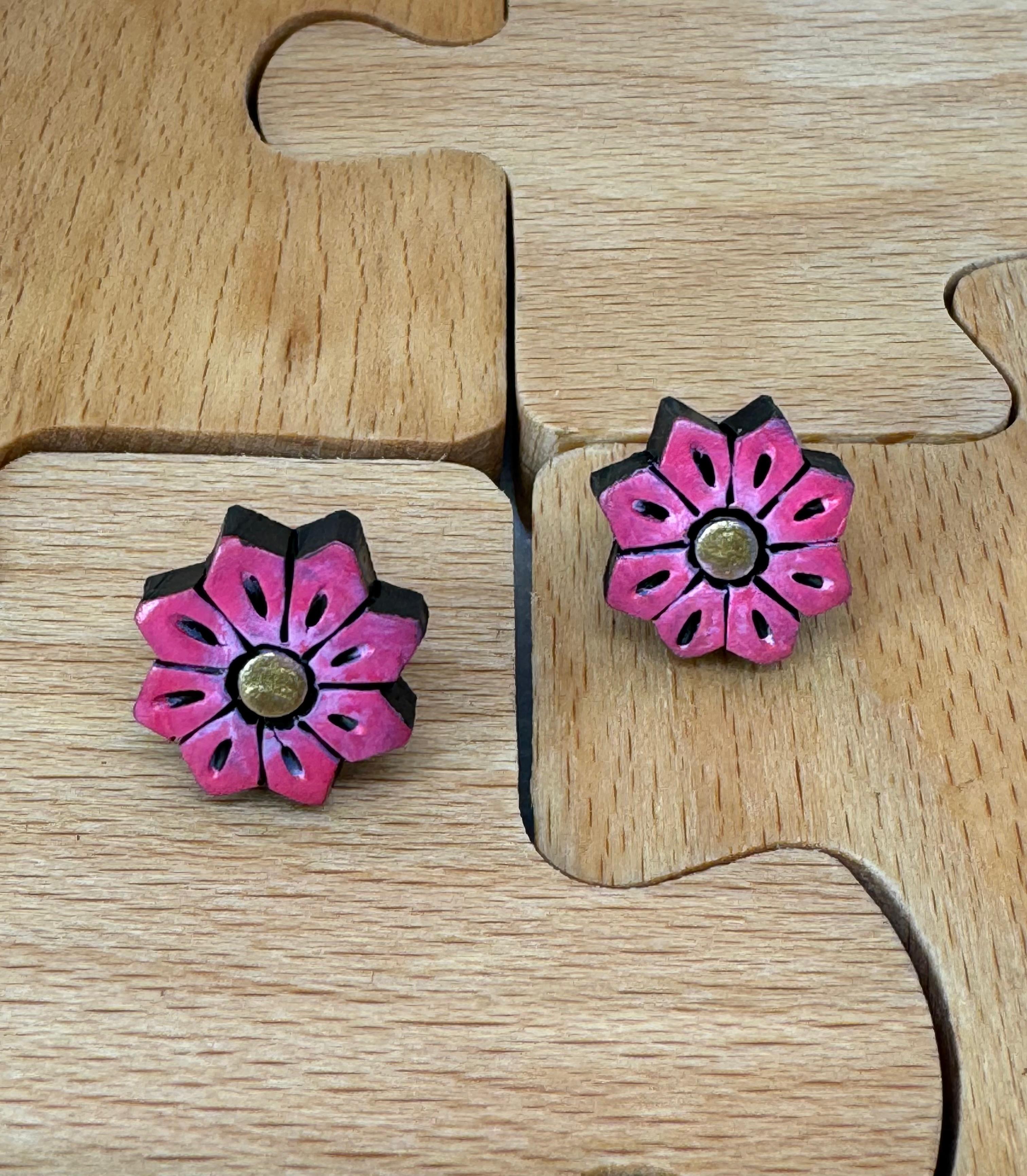 Floral earrings with pink color