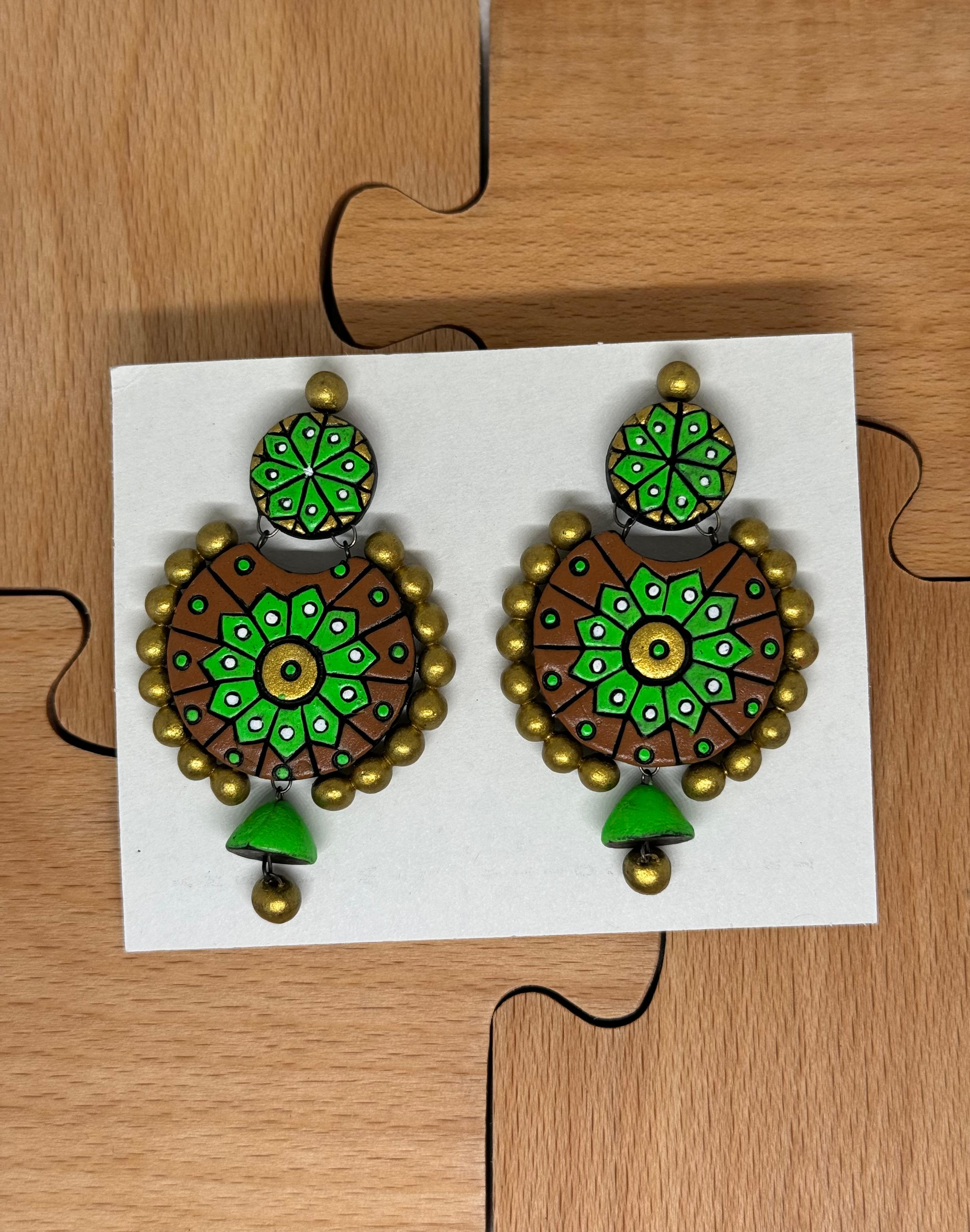 Antique Fusion earrings covered with green brown white colors