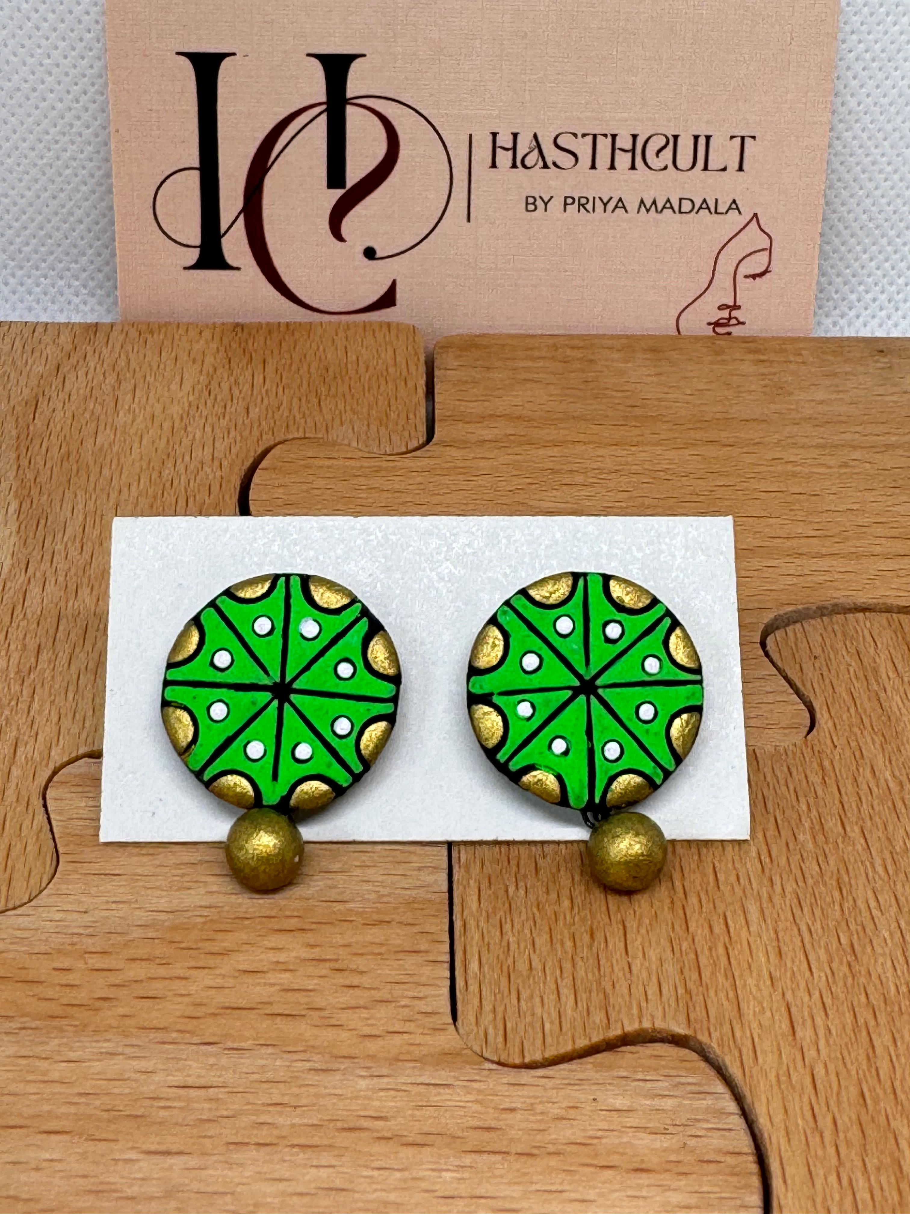 Wheel earrings with Green and gold colors