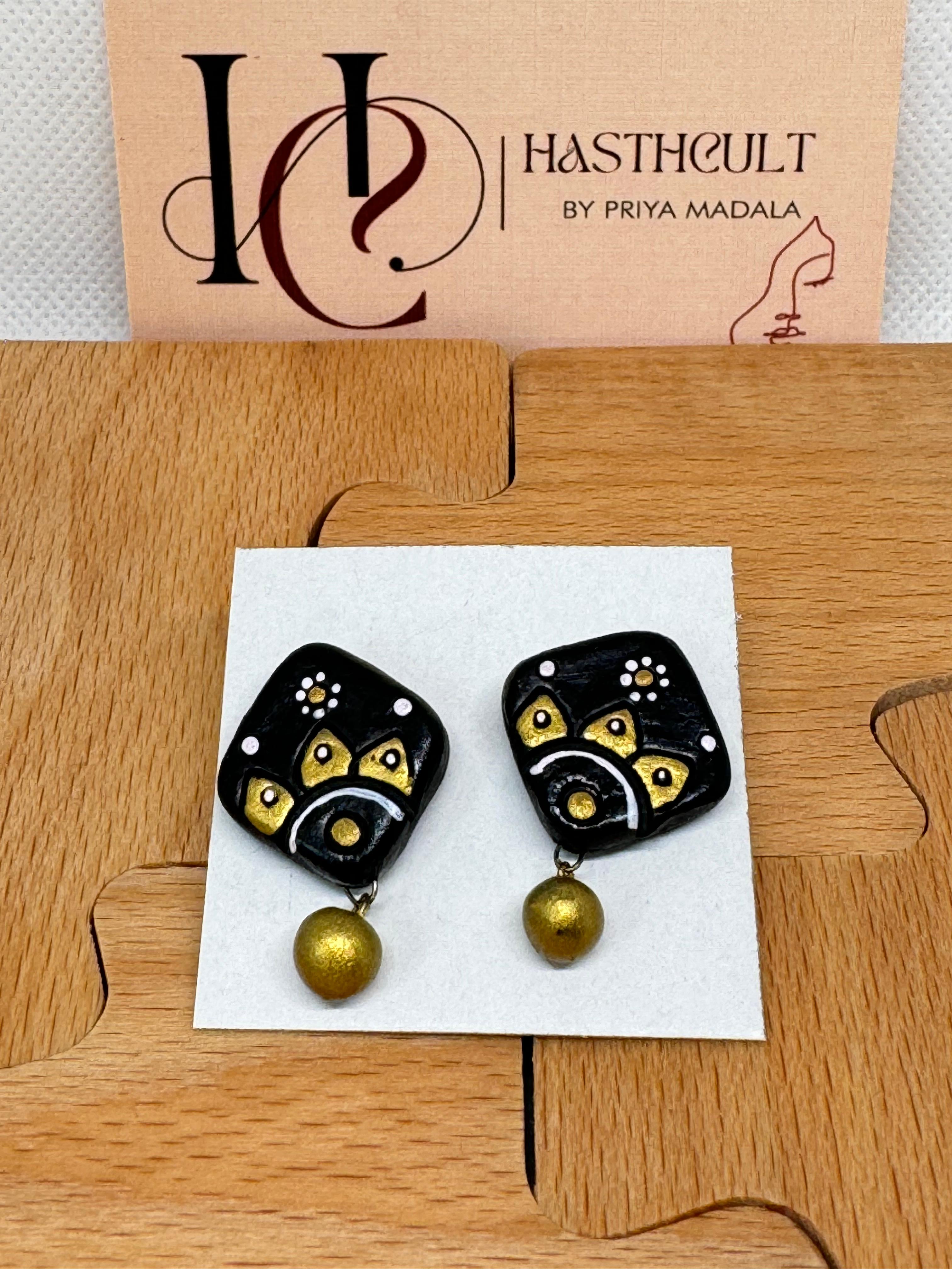 Geometric Stud earrings with diamond shape