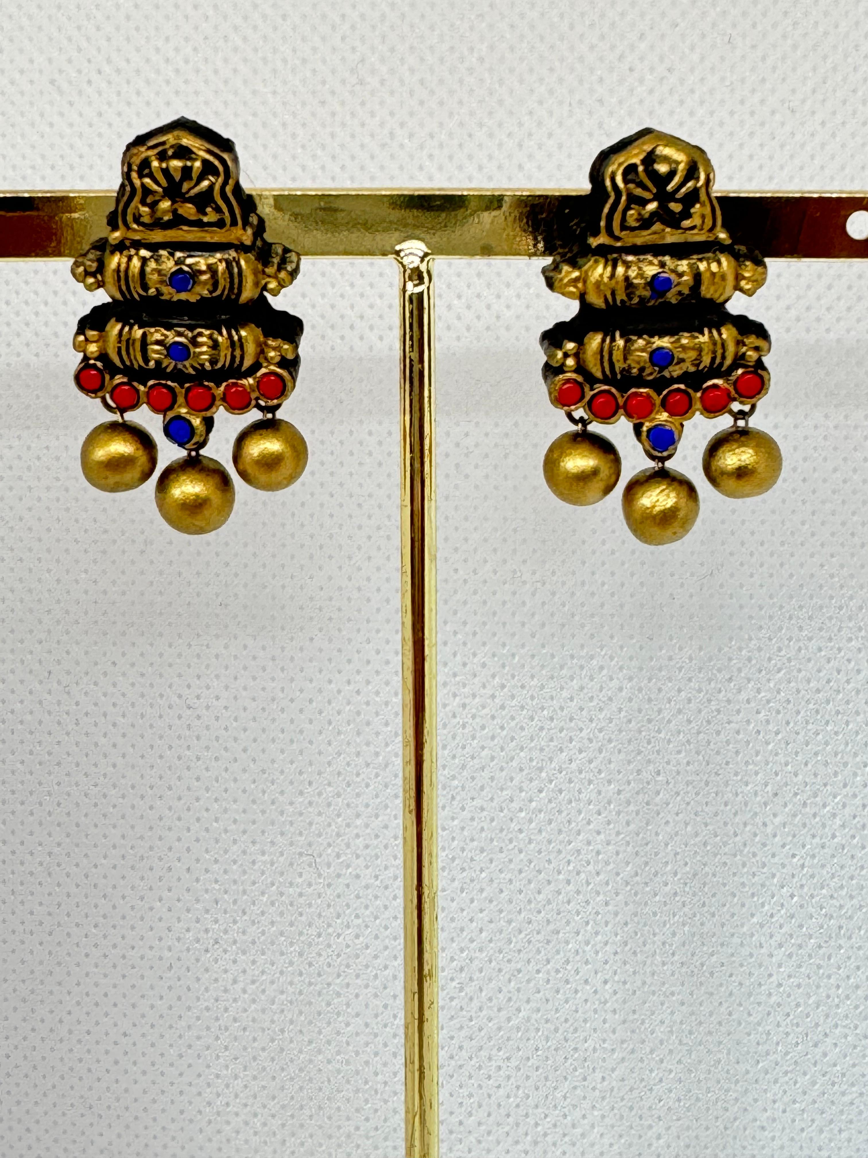 Antique Fusion earrings covered with gold and red colors