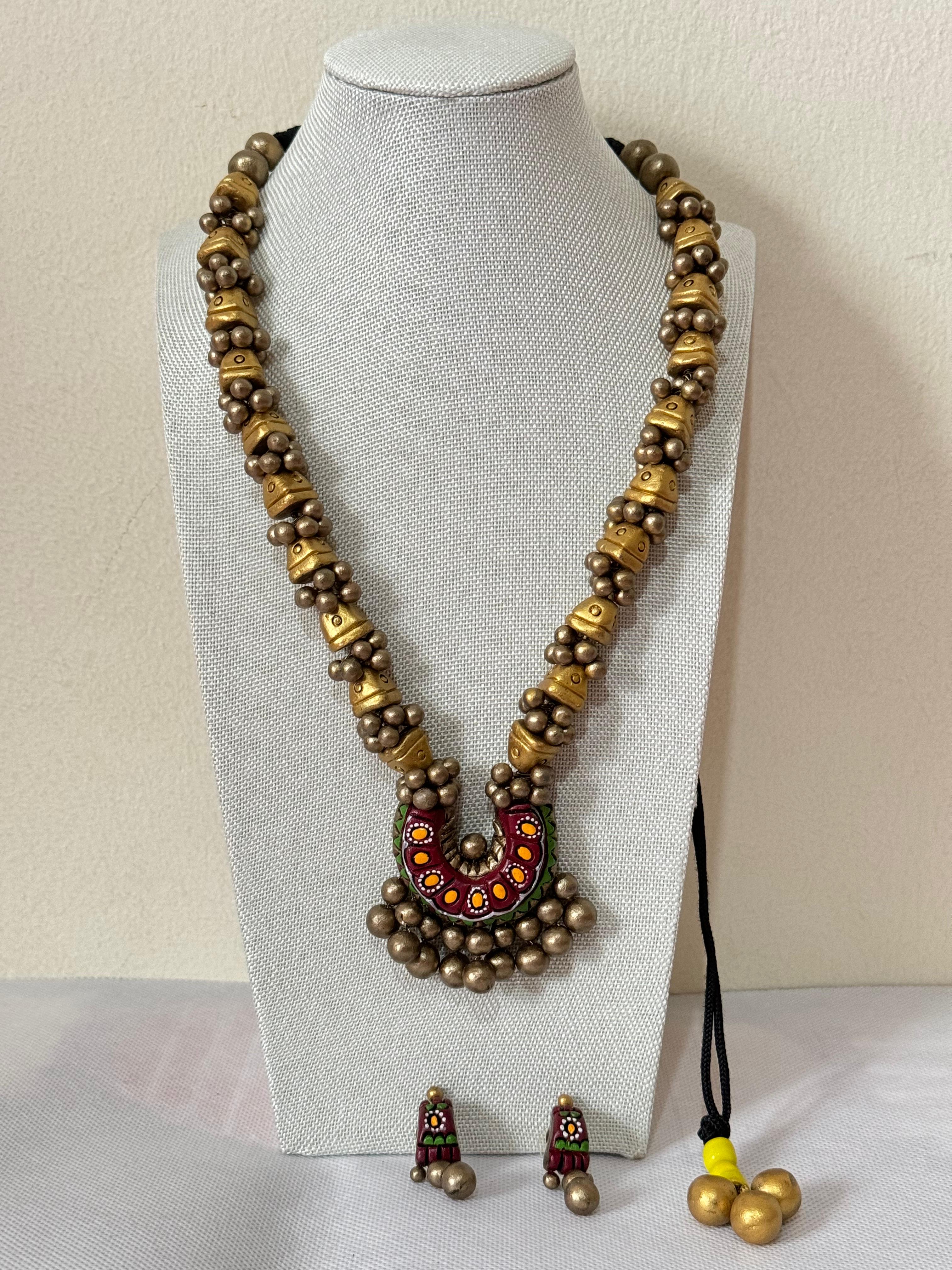 Horse show beads necklace & Ear rings covered with gold colors